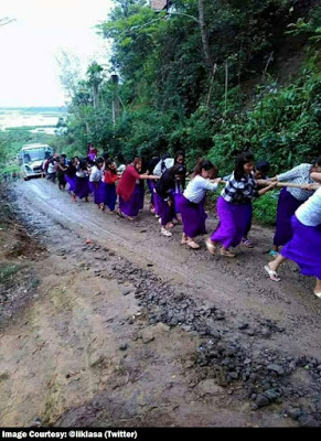 School girls pull bus out of mud: Become online sensation