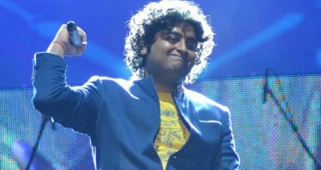 Watch: Footage of Arijit Singh "loosing it" on-stage after his mic wouldn't work properly