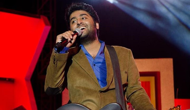 Watch: Arijit Singh performs stellar renditions of 'Dil Diya Galla', 'Zaalima' and more at his Mumbai concert