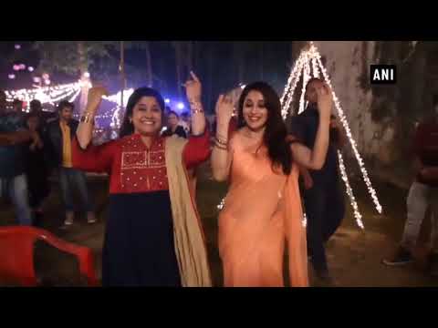 Watch: Madhuri Dixit and Renuka Shahane dance on "Lo Chali Mein", taking us back to the 90's
