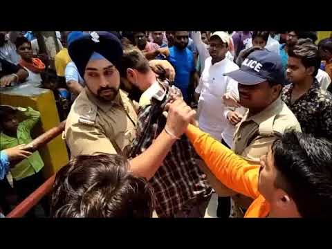 Watch : Brave inspector saves Muslim boy from being lynched by an angry Mob in Uttrakhand