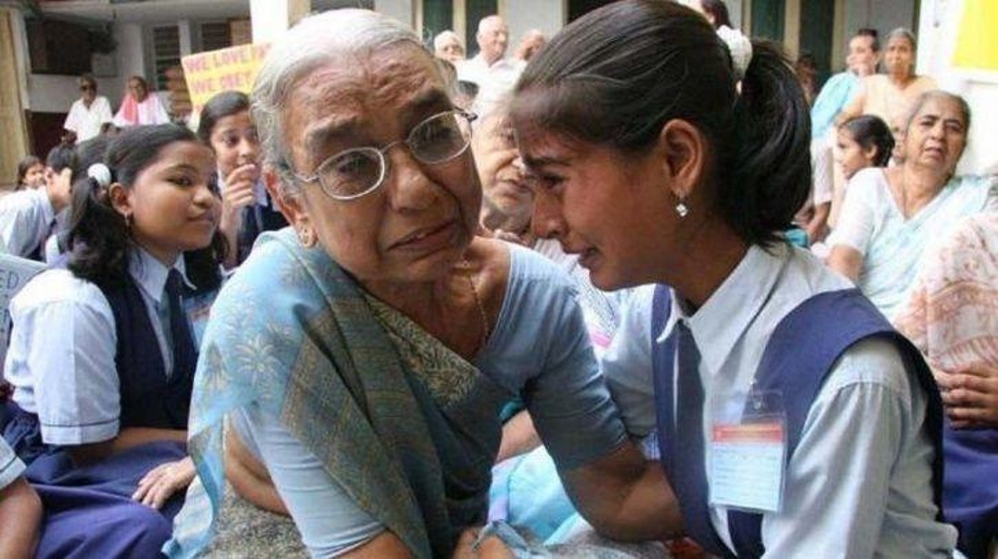 Meeting Her Grandmother At An Old-Age Home – Story Behind the Viral Picture!
