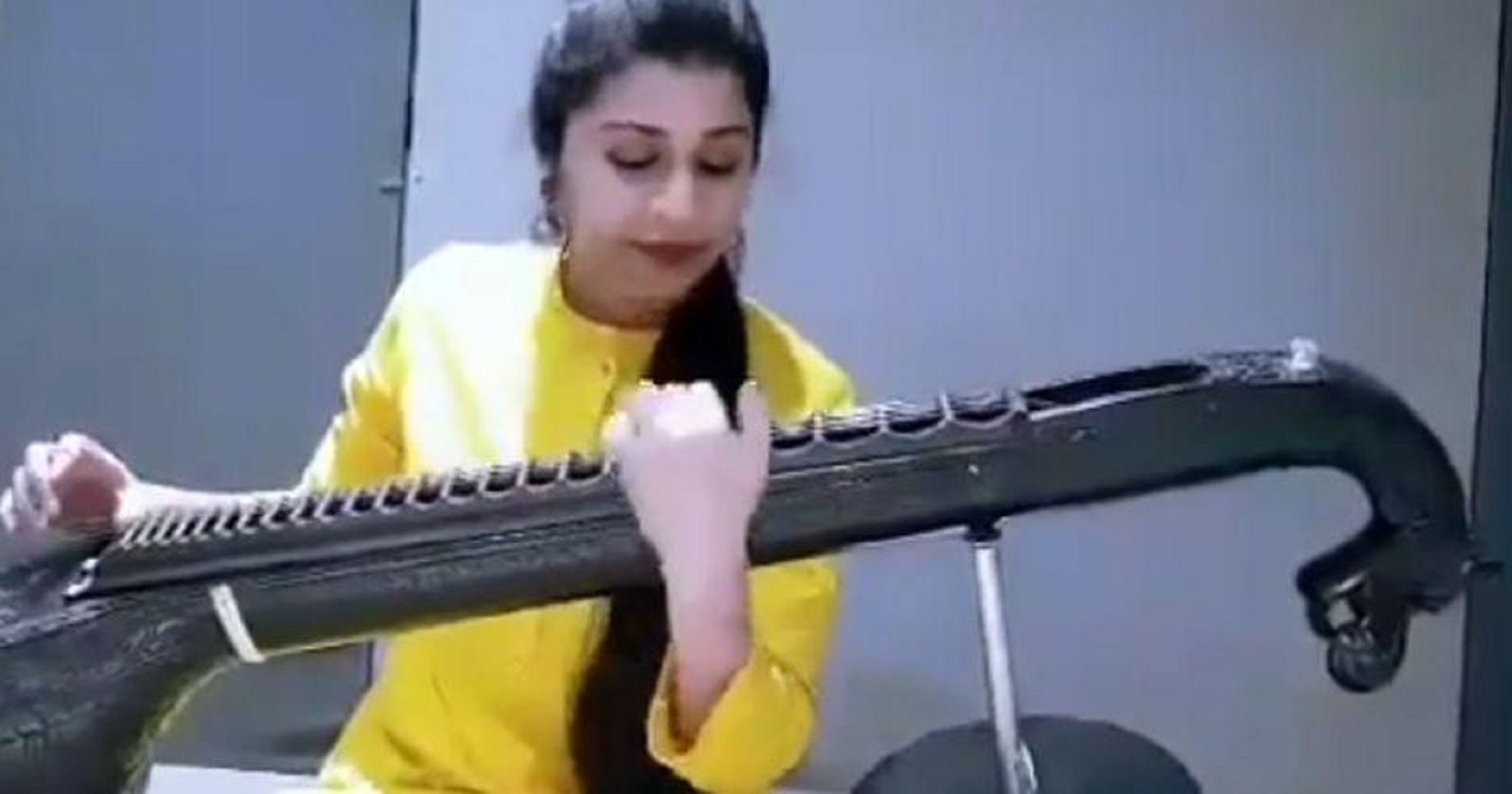 This Girl Plays Shankar Mahadevan’s ‘Breathless’ on Veena and its Simply BEAUTIFUL!