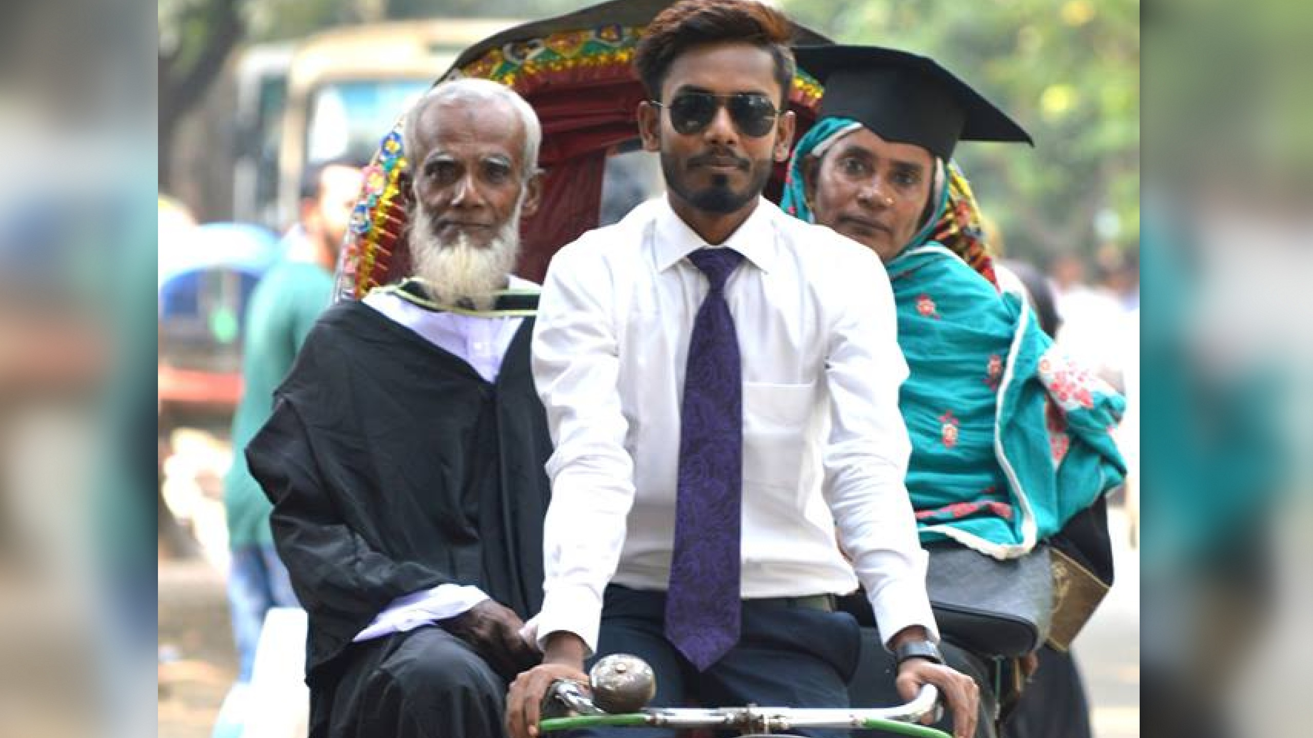 The Guy Who Drove His Parents on a Rickshaw for His College Convocation!