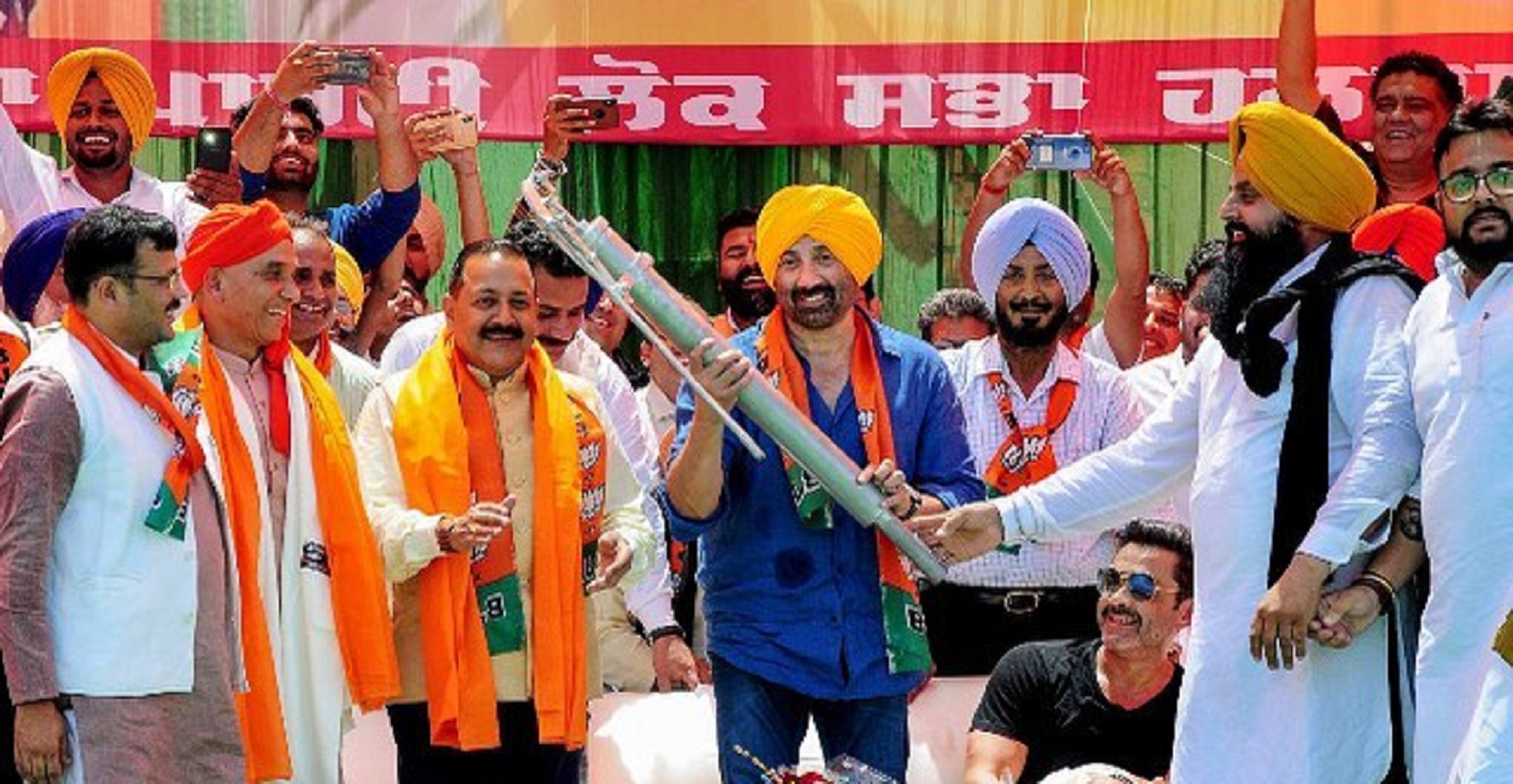 Sunny Deol Gifted a Handpump After Filing Nomination From Gurdaspur