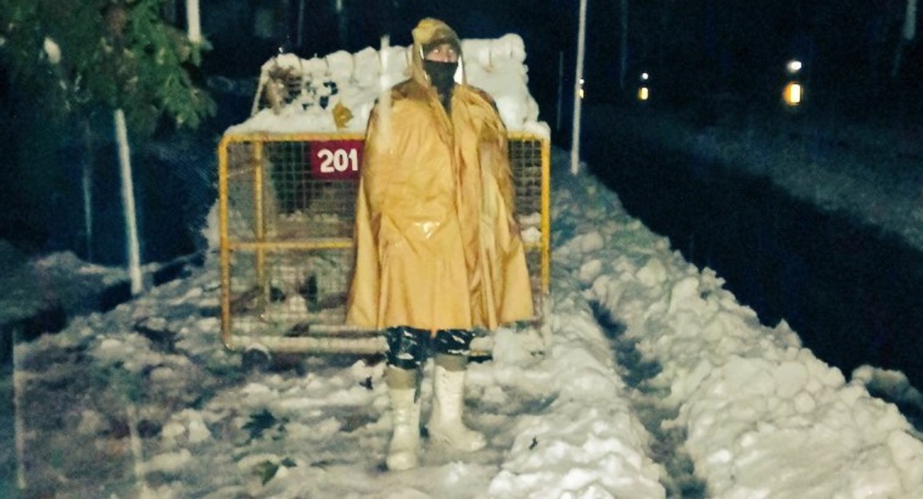 Dedicated CRPF Constable Continues To Do His Duty During Heavy Snowfall in J&K. Goes Viral.