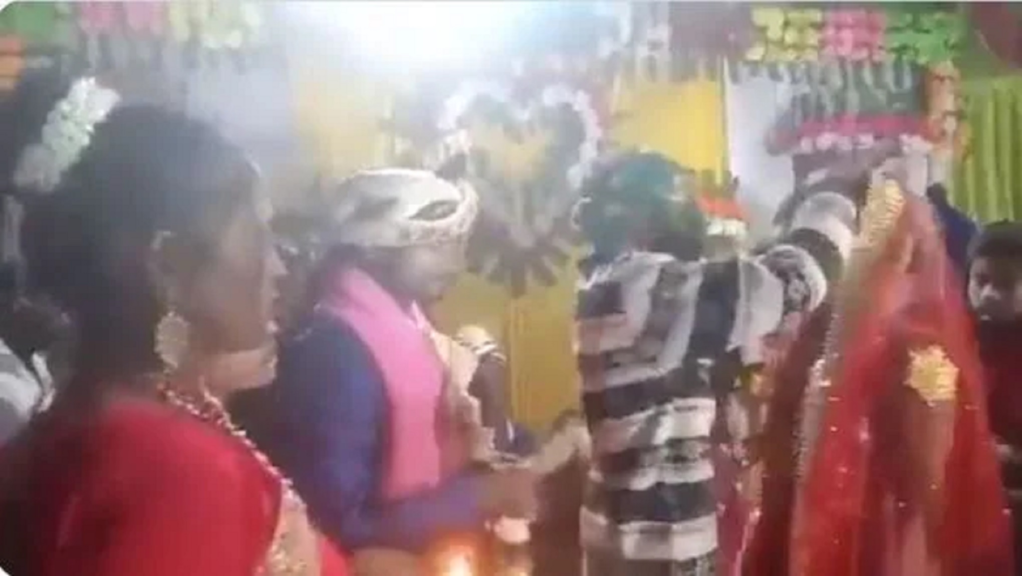 Ex-Boyfriend Crashes Bride’s Wedding In UP, Forcefully Fills Her ‘Maang’ With Sindoor [Video]