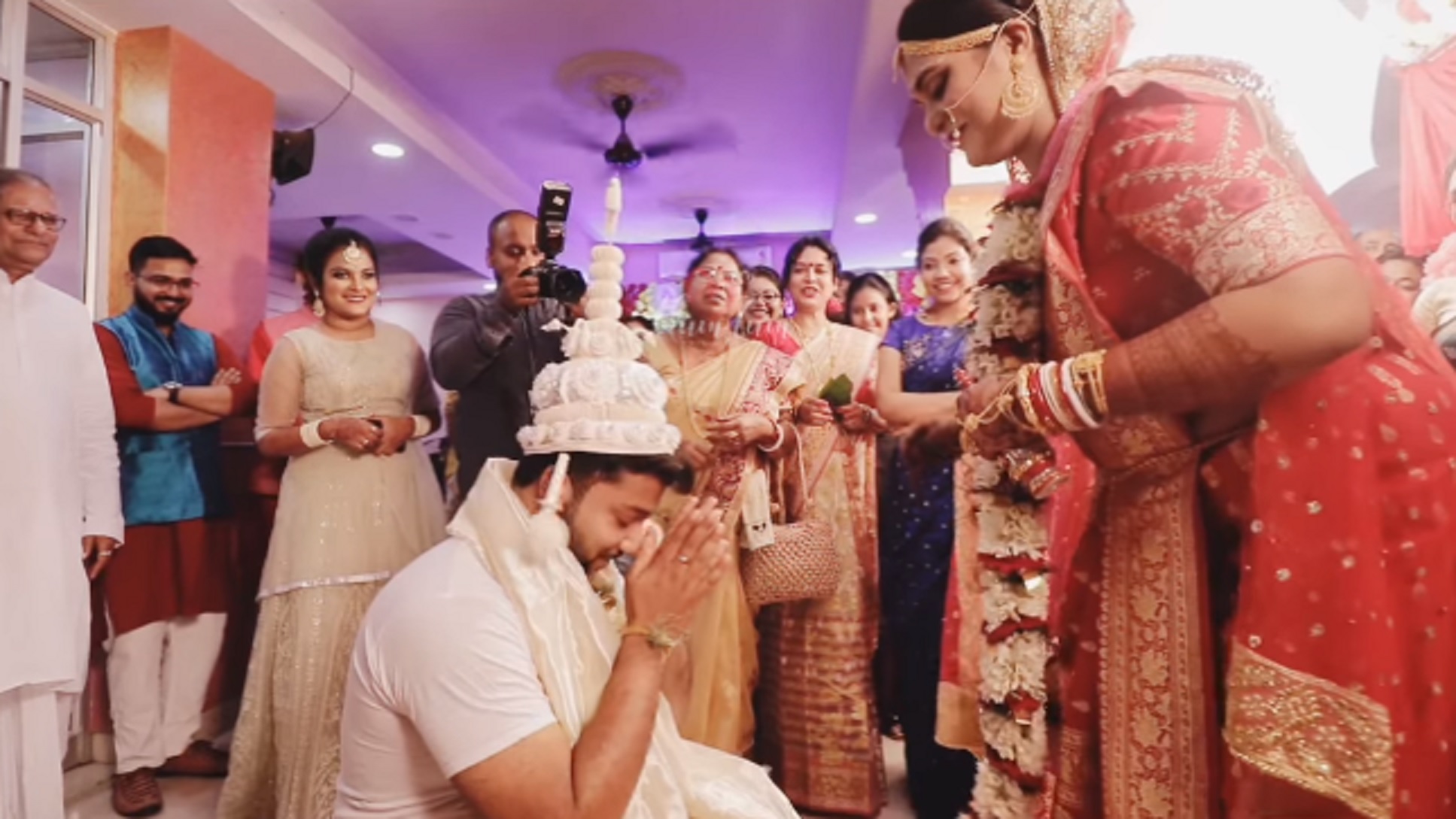 Groom Gets Down On His Knees To Seek ‘Aashirwaad’ From The Bride In Bengali Wedding, To Reciprocate Her Gesture