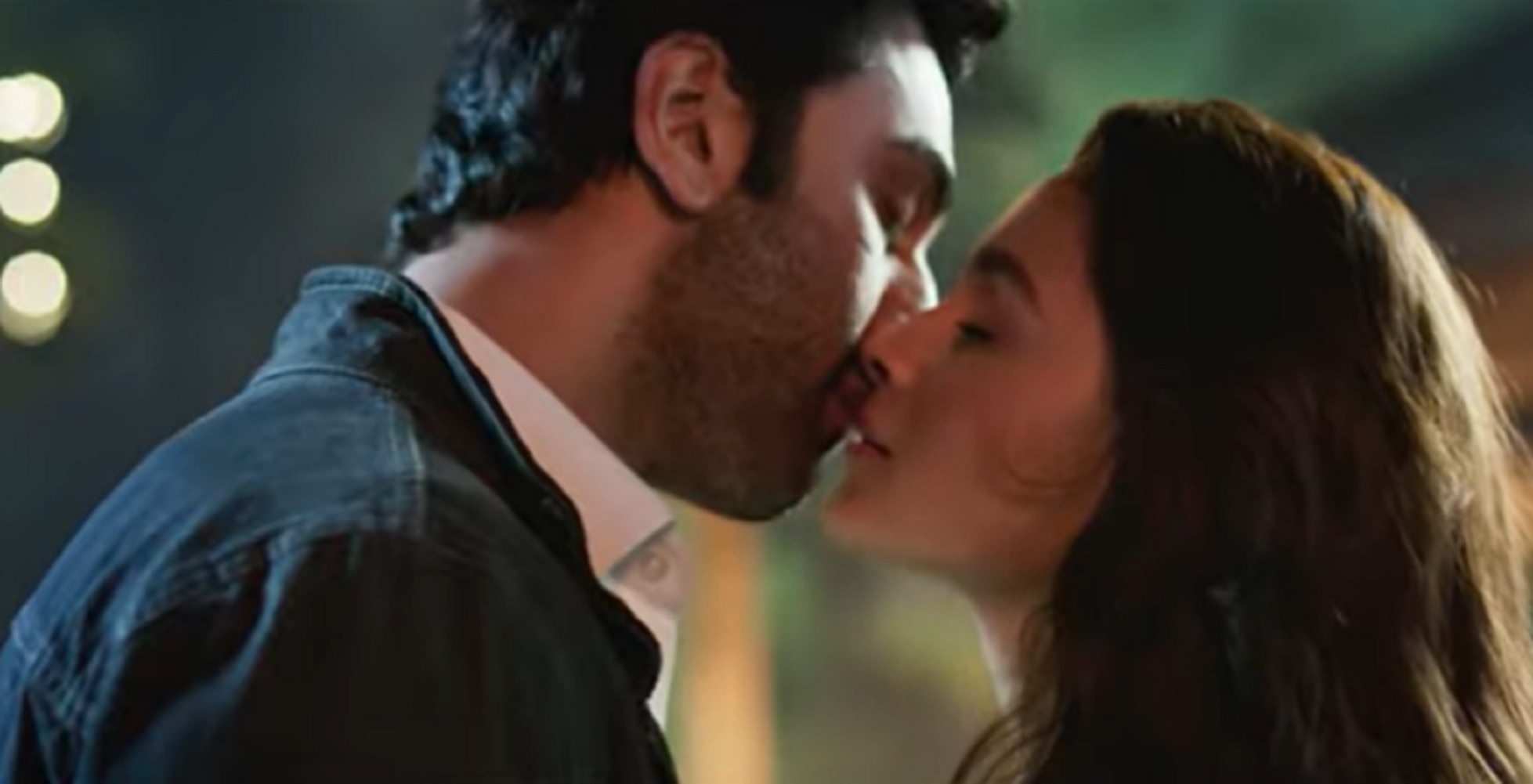 Alia Bhatt & Ranbir Kapoor Share Their First On-Screen Kiss In Brahmastra Trailer, Fans Go Gaga