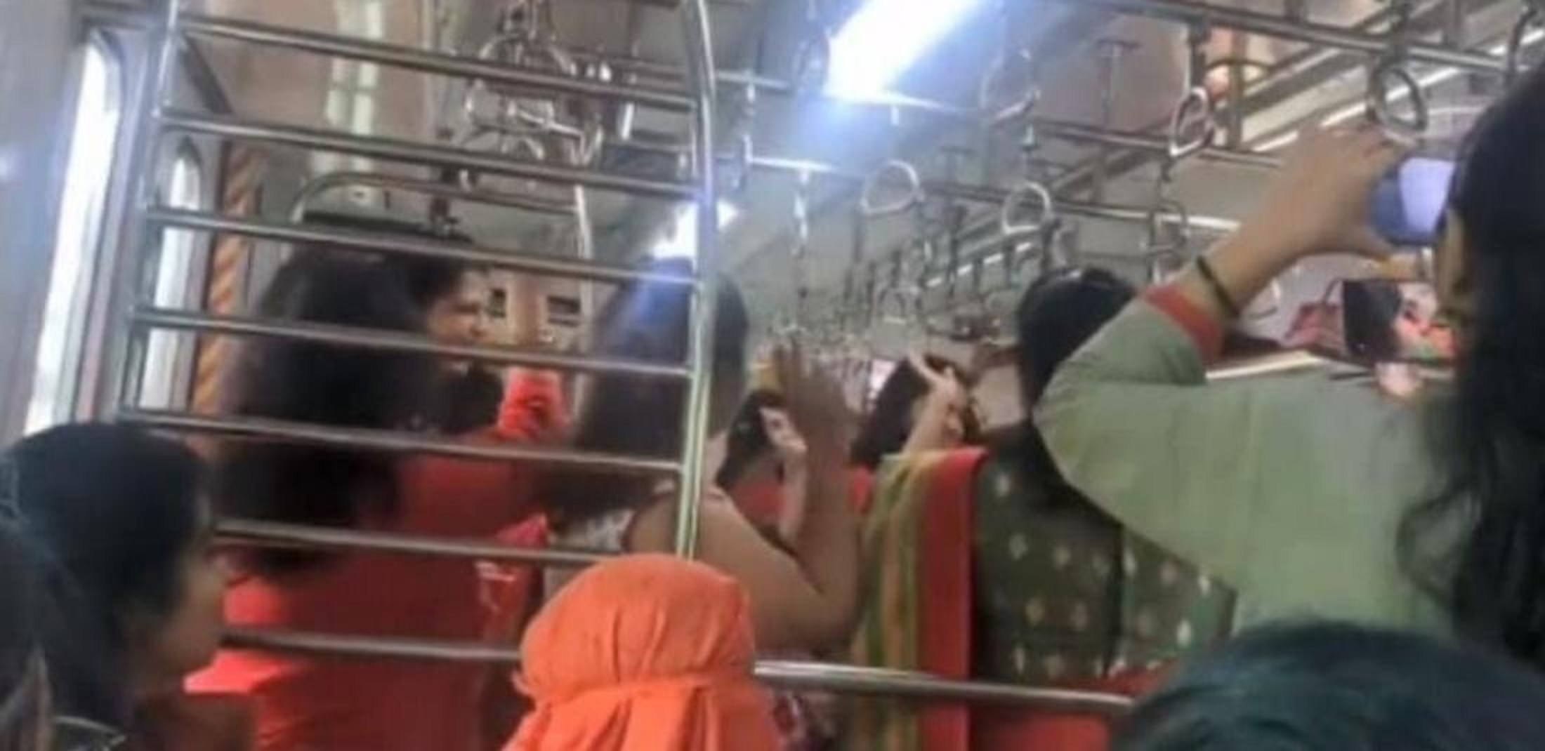 Watch : Women in mumbai local train perform garba together, video goes viral on the internet