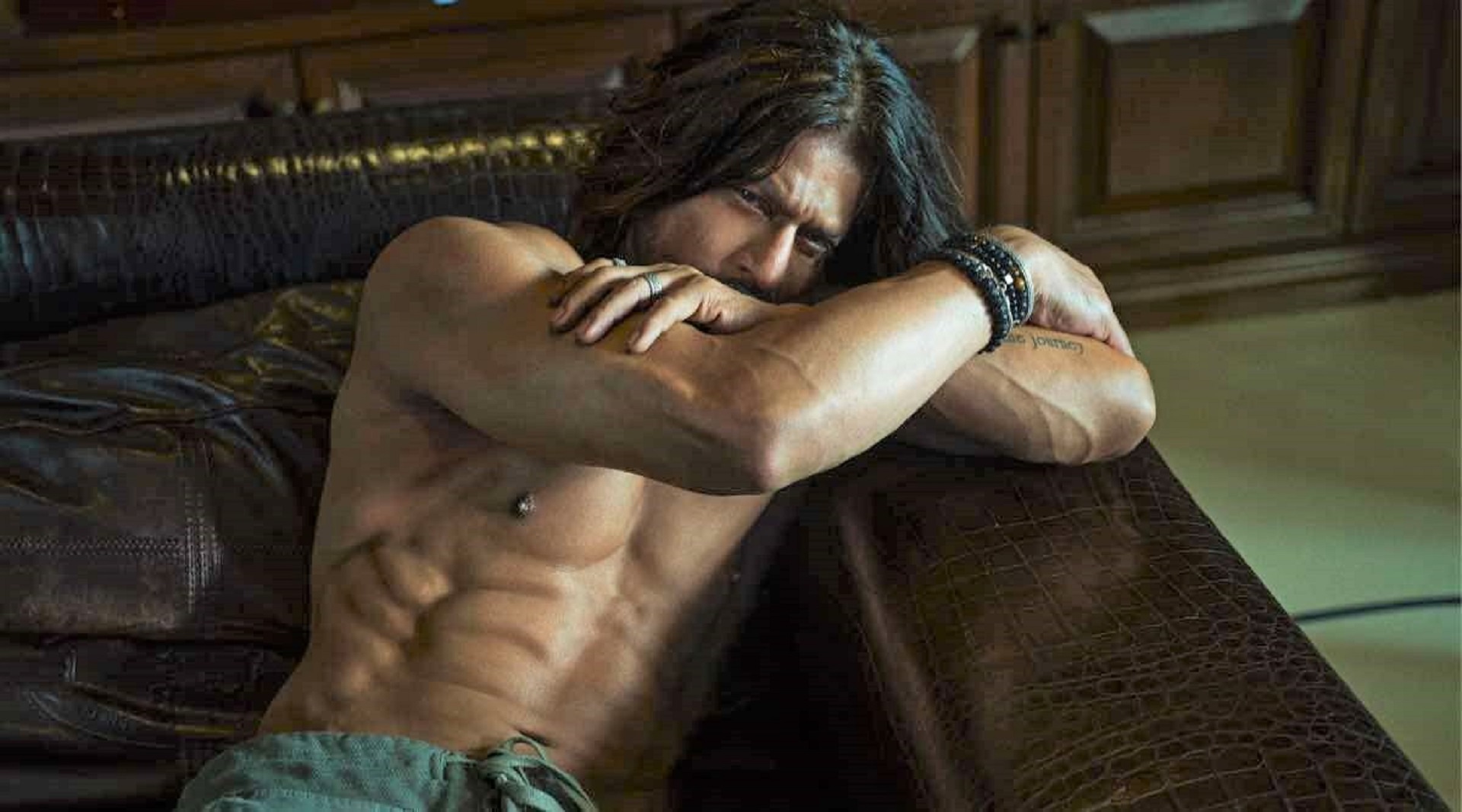 Shah Rukh Khan Shares EXCLUSIVE New Look From Pathaan: With Toned Body And Chiseled Abs