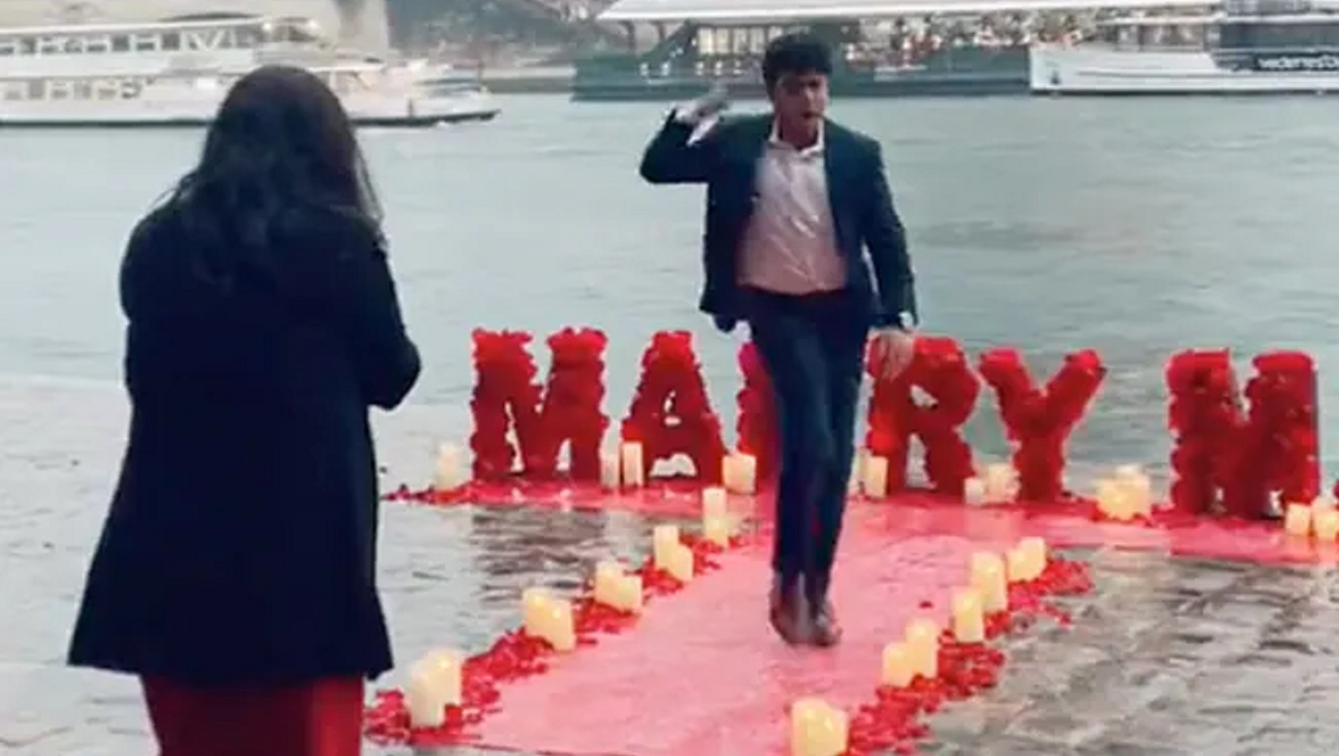 Watch: Man proposes girlfriend by dancing on SRK’s song in front of the Eiffel Tower