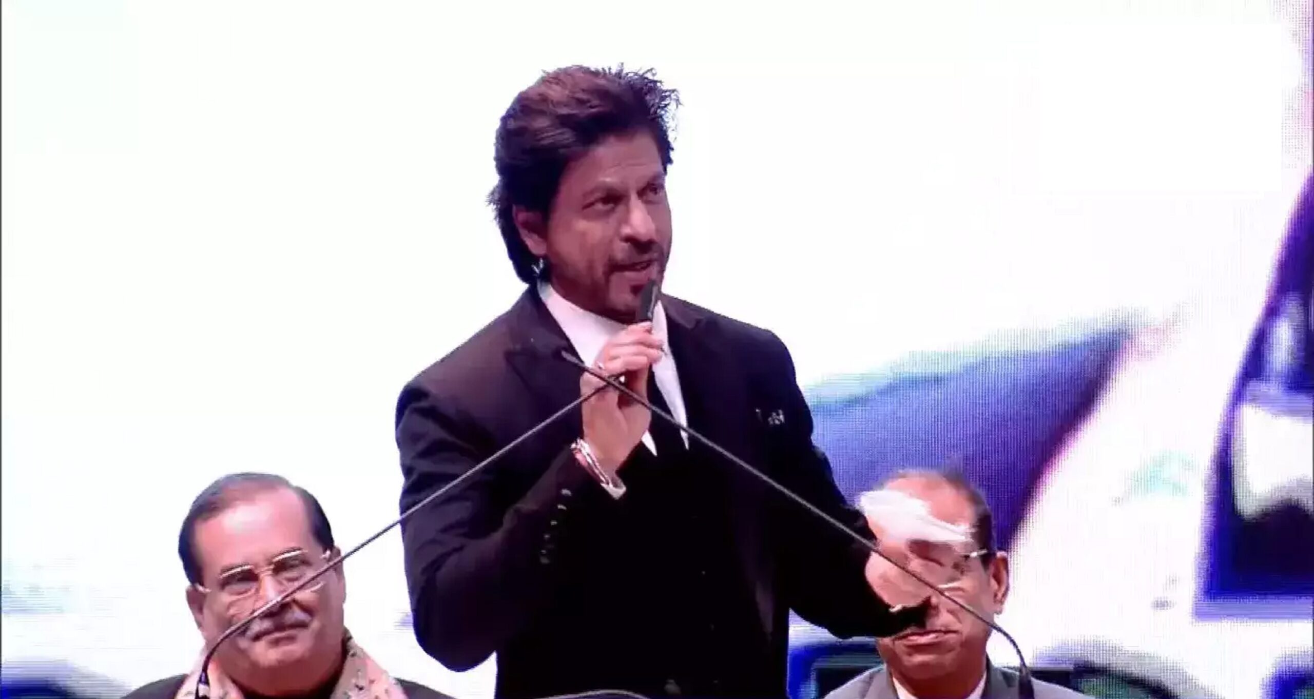 Watch : Shahrukh Khan reacts to the ongoing boycott calls against Pathaan, says ‘Duniya Chahe Kuch Bhi Karle….’