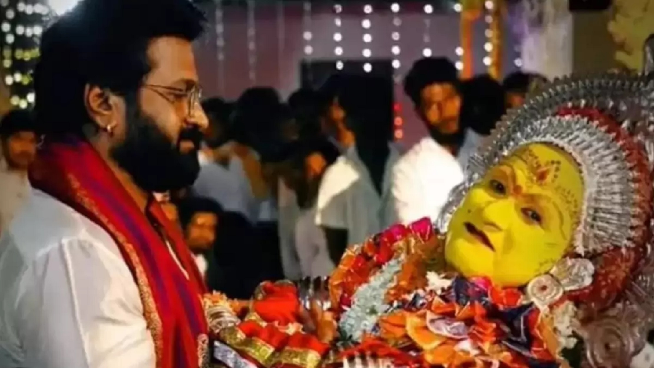 Watch : Kantara star Rishab Shetty takes blessings of ‘Daiva’ at Bhoota Kola festival, video goes viral